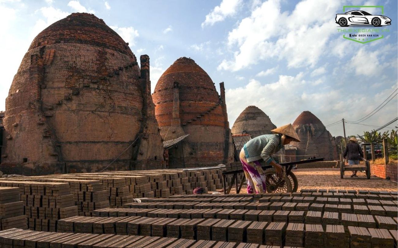 làng gốm đỏ Mang Thít, check in Vĩnh Long, địa điểm sống ảo miền Tây, du lịch Vĩnh Long, làng gốm Mang Thít ở đâu, kinh nghiệm đi Mang Thít, địa điểm chụp ảnh miền Tây, du lịch miền Tây sông nước, thuê xe đi Vĩnh Long, thuê xe du lịch miền Tây, thuê 
