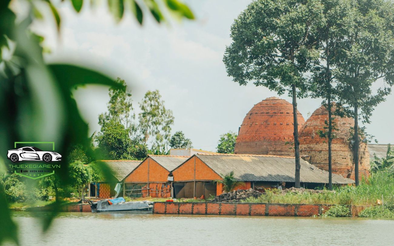 làng gốm đỏ Mang Thít, check in Vĩnh Long, địa điểm sống ảo miền Tây, du lịch Vĩnh Long, làng gốm Mang Thít ở đâu, kinh nghiệm đi Mang Thít, địa điểm chụp ảnh miền Tây, du lịch miền Tây sông nước, thuê xe đi Vĩnh Long, thuê xe du lịch miền Tây, thuê 