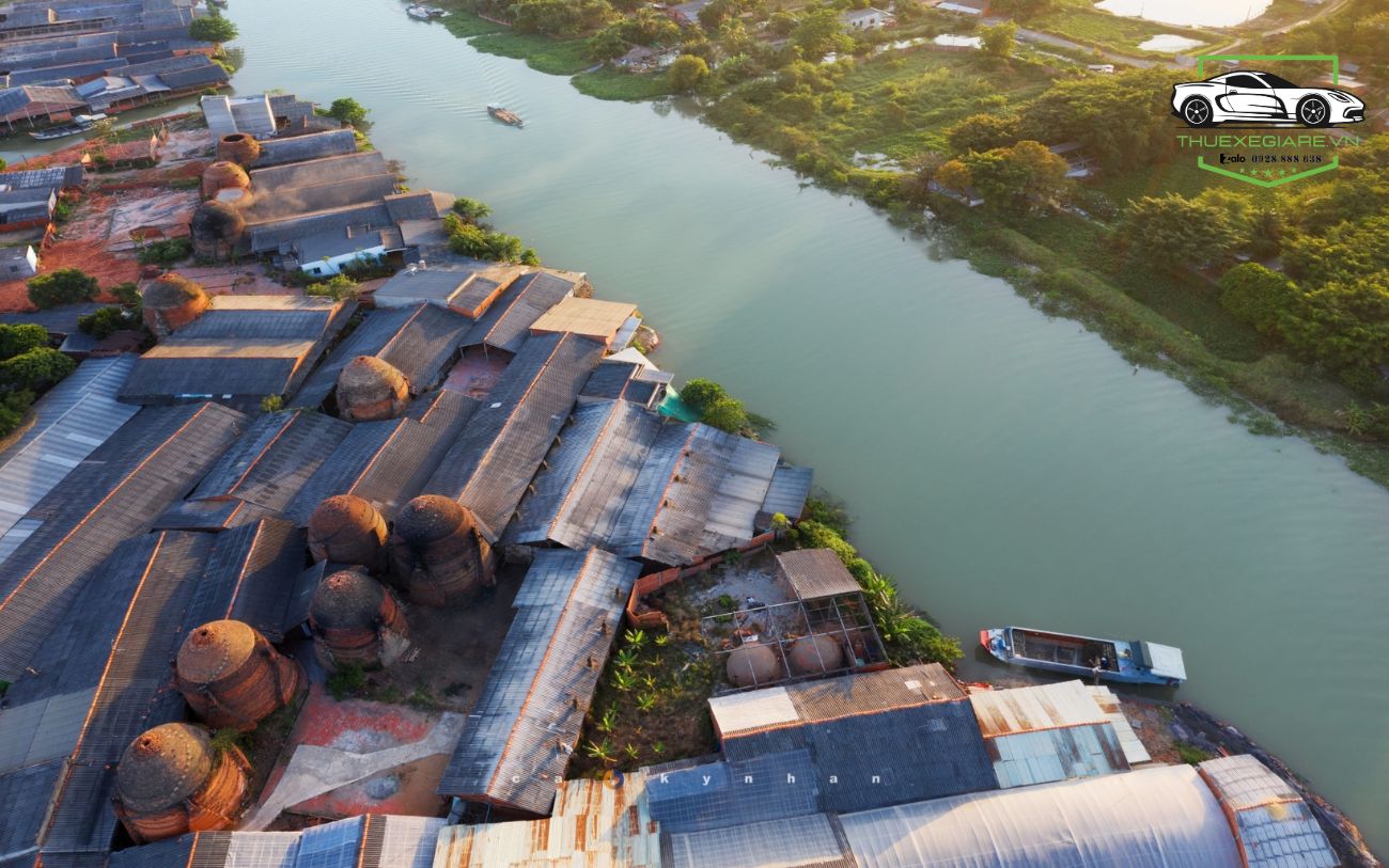 làng gốm đỏ Mang Thít, check in Vĩnh Long, địa điểm sống ảo miền Tây, du lịch Vĩnh Long, làng gốm Mang Thít ở đâu, kinh nghiệm đi Mang Thít, địa điểm chụp ảnh miền Tây, du lịch miền Tây sông nước, thuê xe đi Vĩnh Long, thuê xe du lịch miền Tây, thuê 